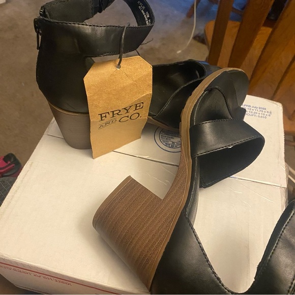 FRYE AND CO. Black Strappy Sandals 11 - Picture 5 of 7